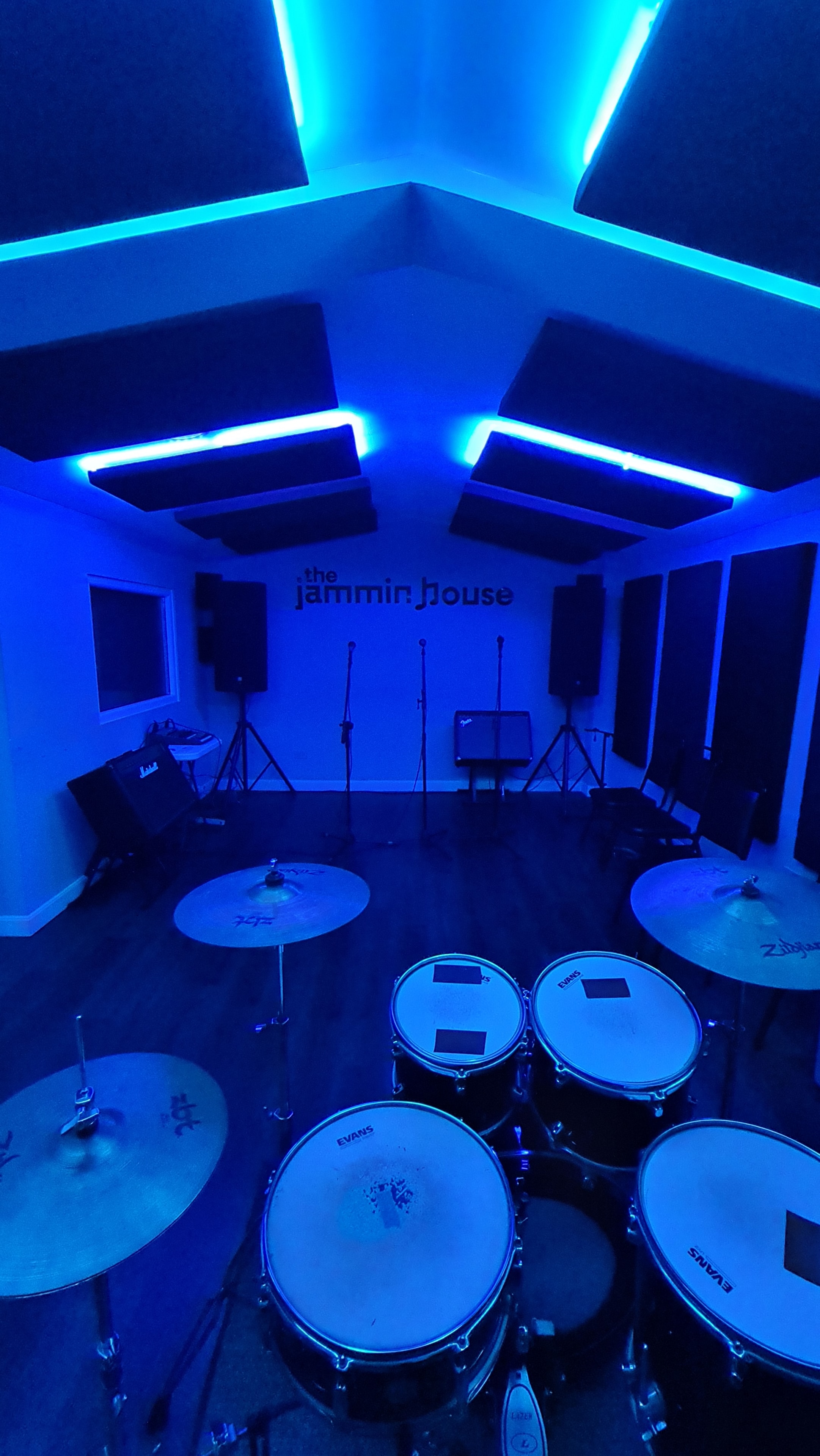 The Jammin House — sala vista aérea con batería azul