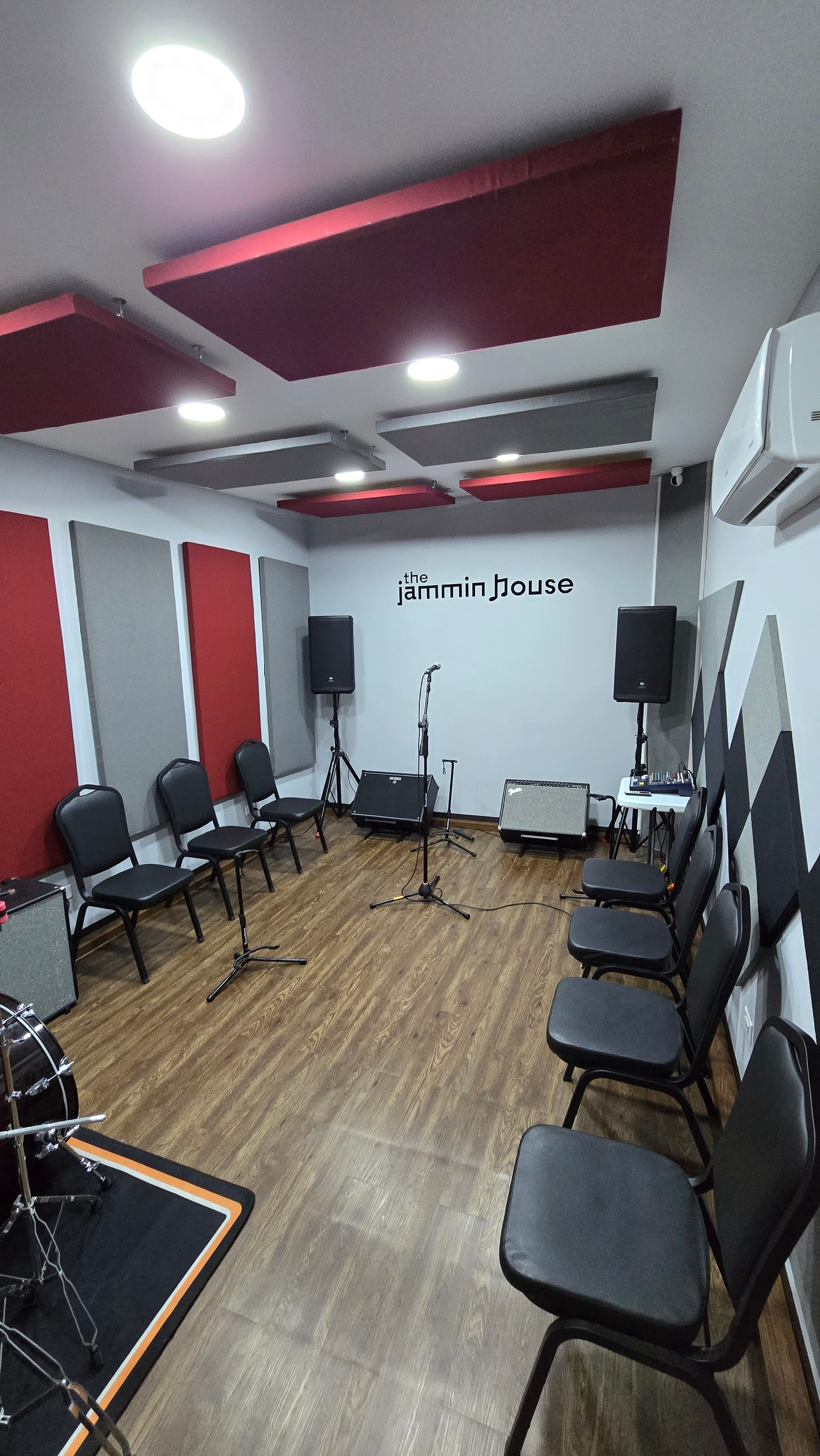 The Jammin House — sala principal con sillas