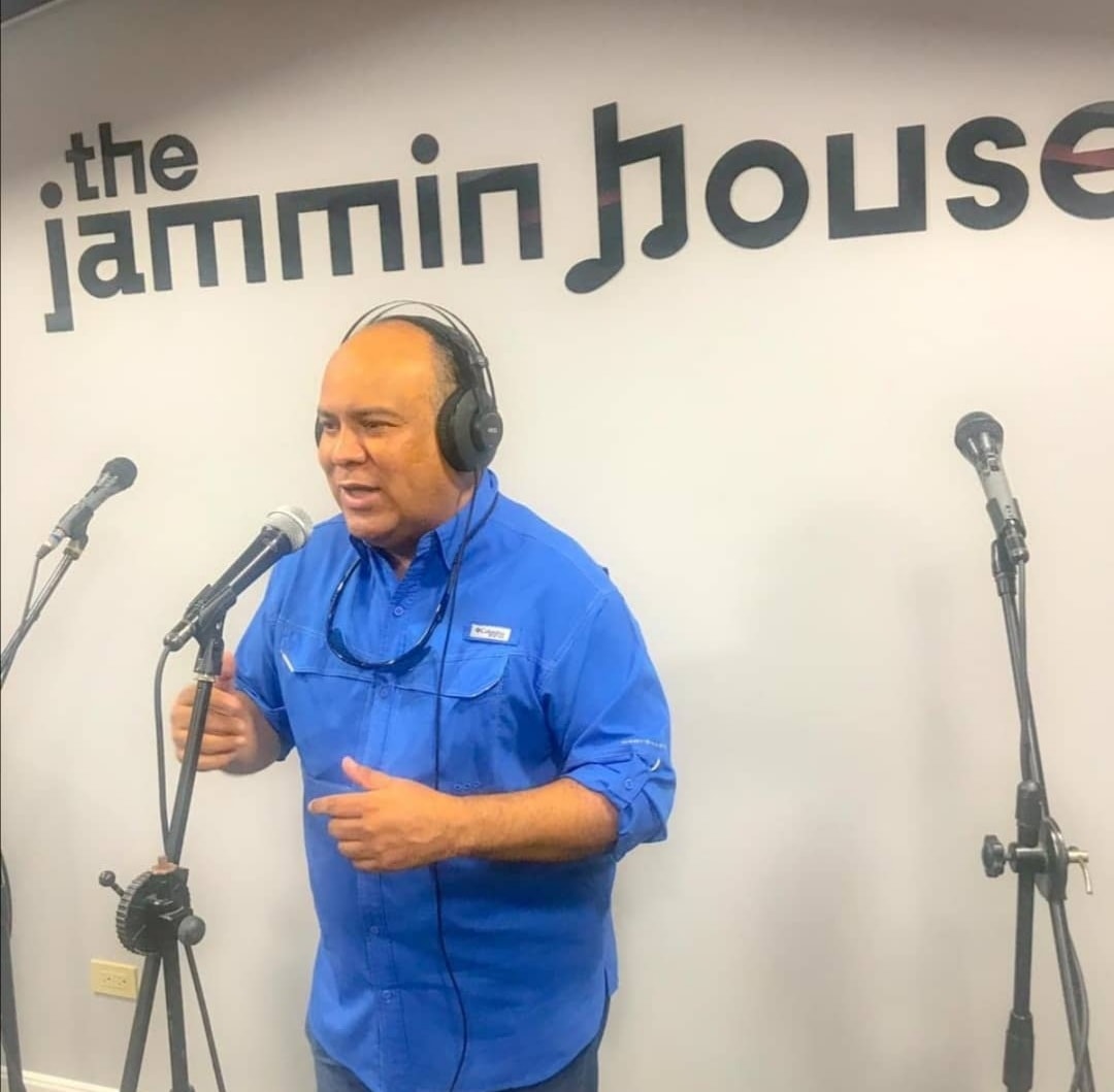 The Jammin House — cantante frente al letrero