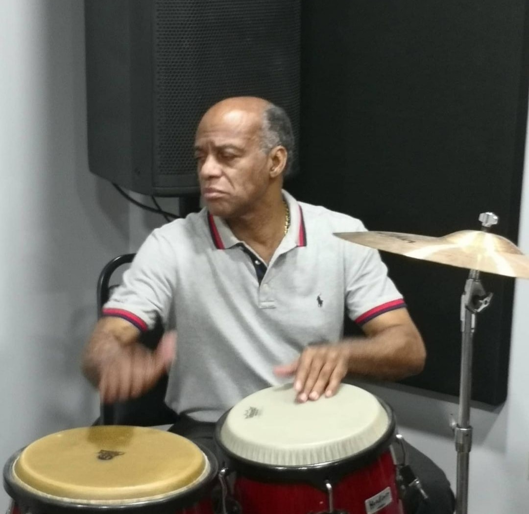 The Jammin House — percusionista en congas