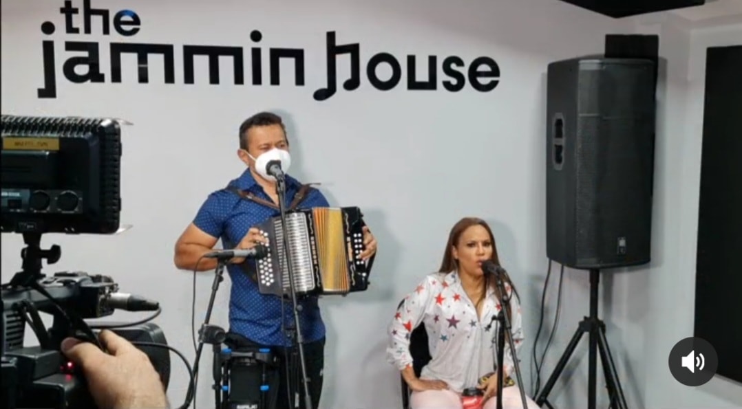 The Jammin House — acordeón y voz en vivo