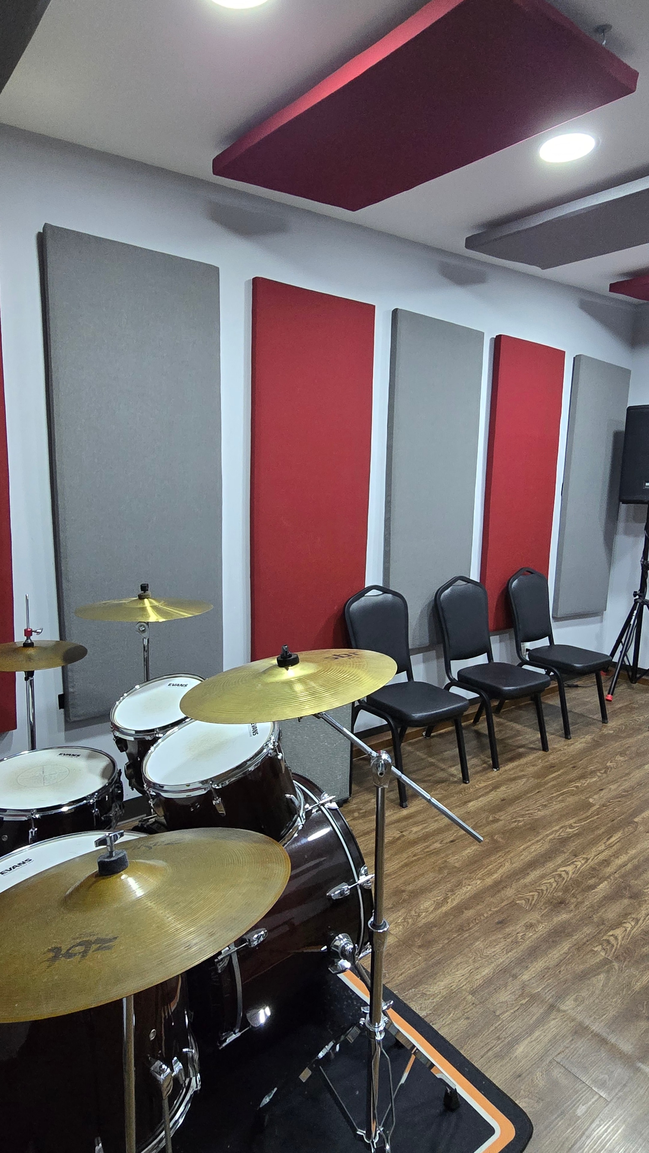 The Jammin House — batería y paneles acústicos