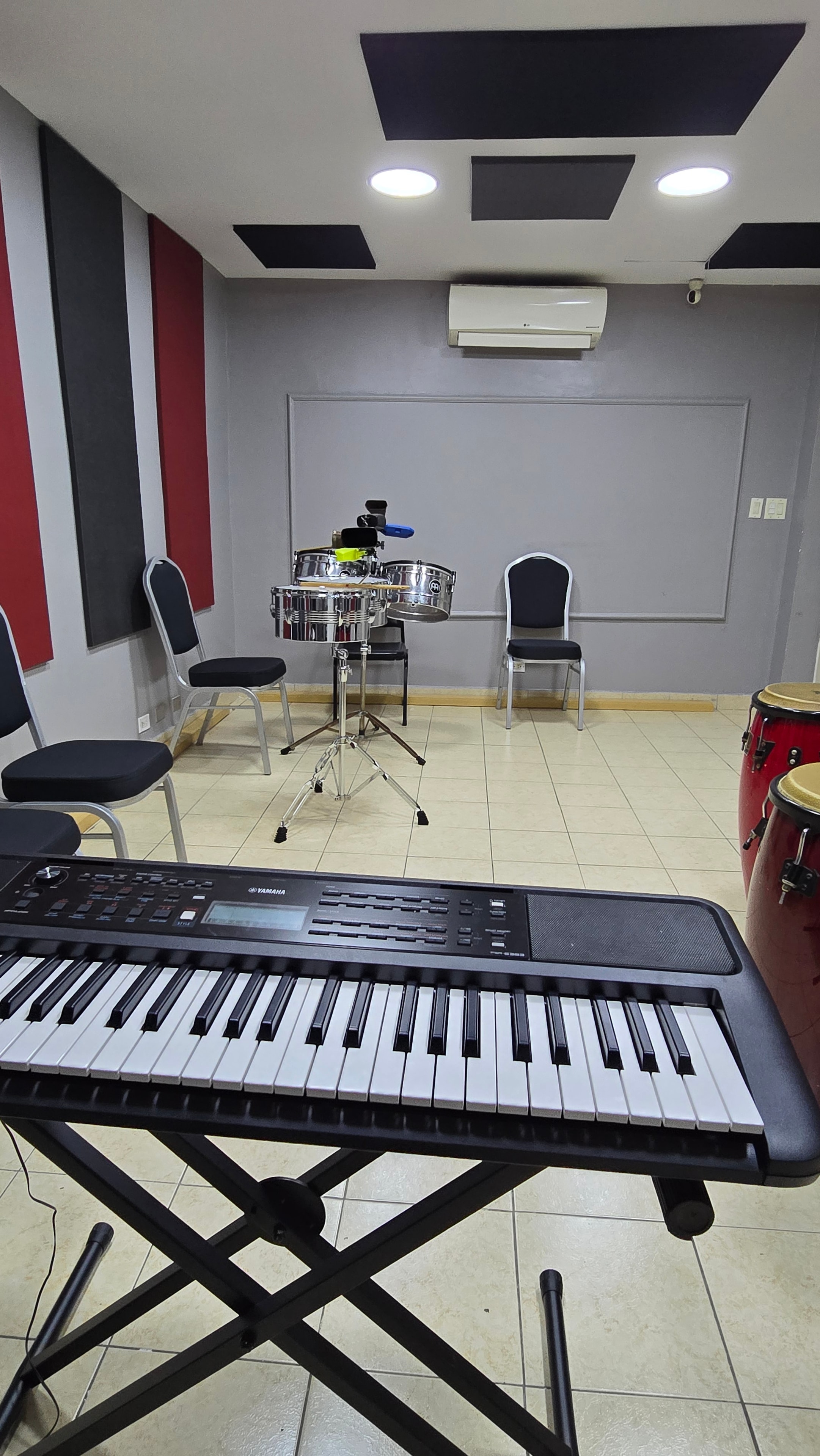 The Jammin House — sala con teclado y batería