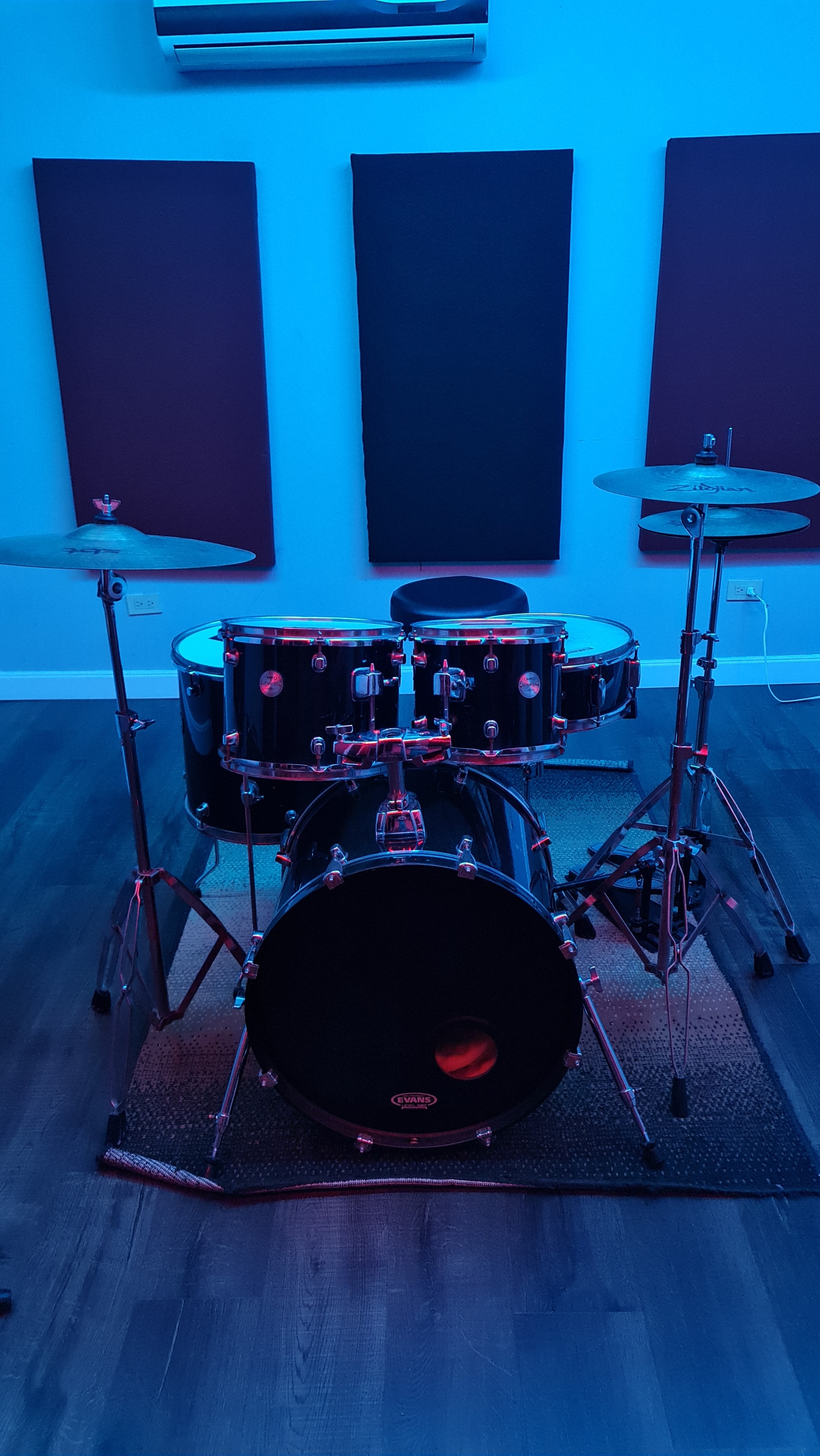 The Jammin House — batería con iluminación azul y roja